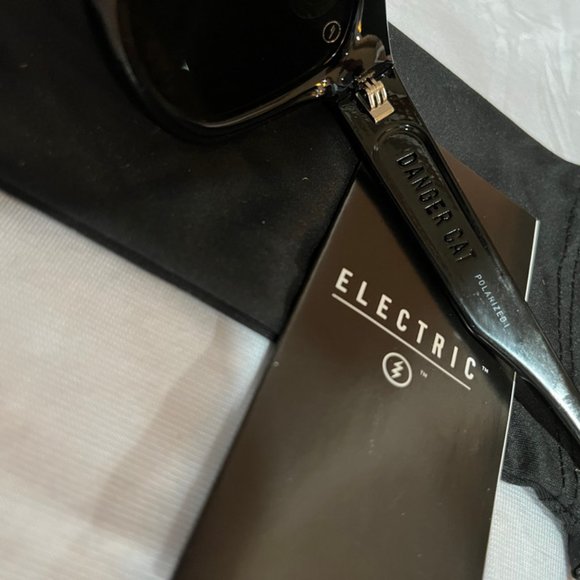 Electric Danger Cat polarized sunglasses (gloss black frame/grey lenses) - Picture 4 of 6